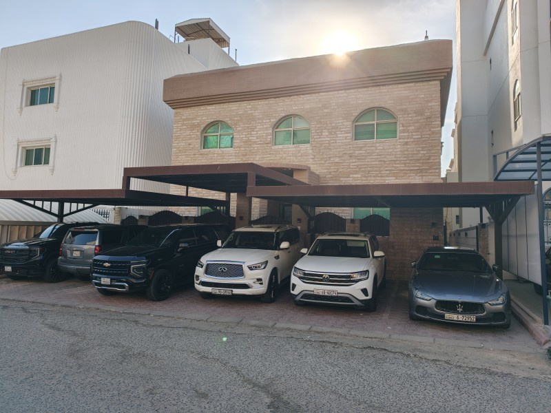للبيع بيت في العدان قطعه 8